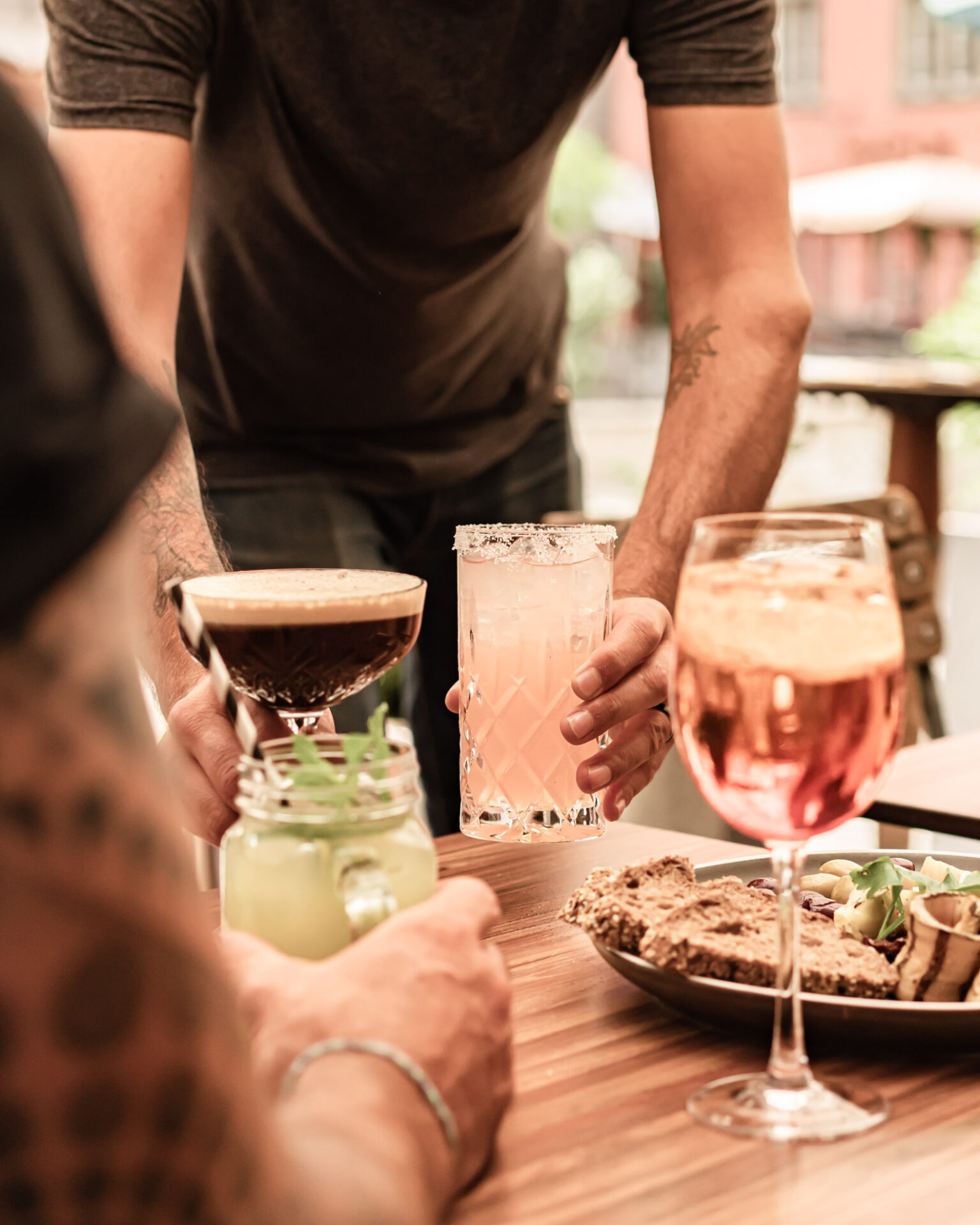 Apéro mit Freunden im Henrici im NIederdörfli